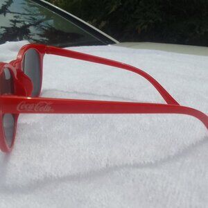 Luxury classic-style Coca-Cola polarized cool sunglass for him/her brand new